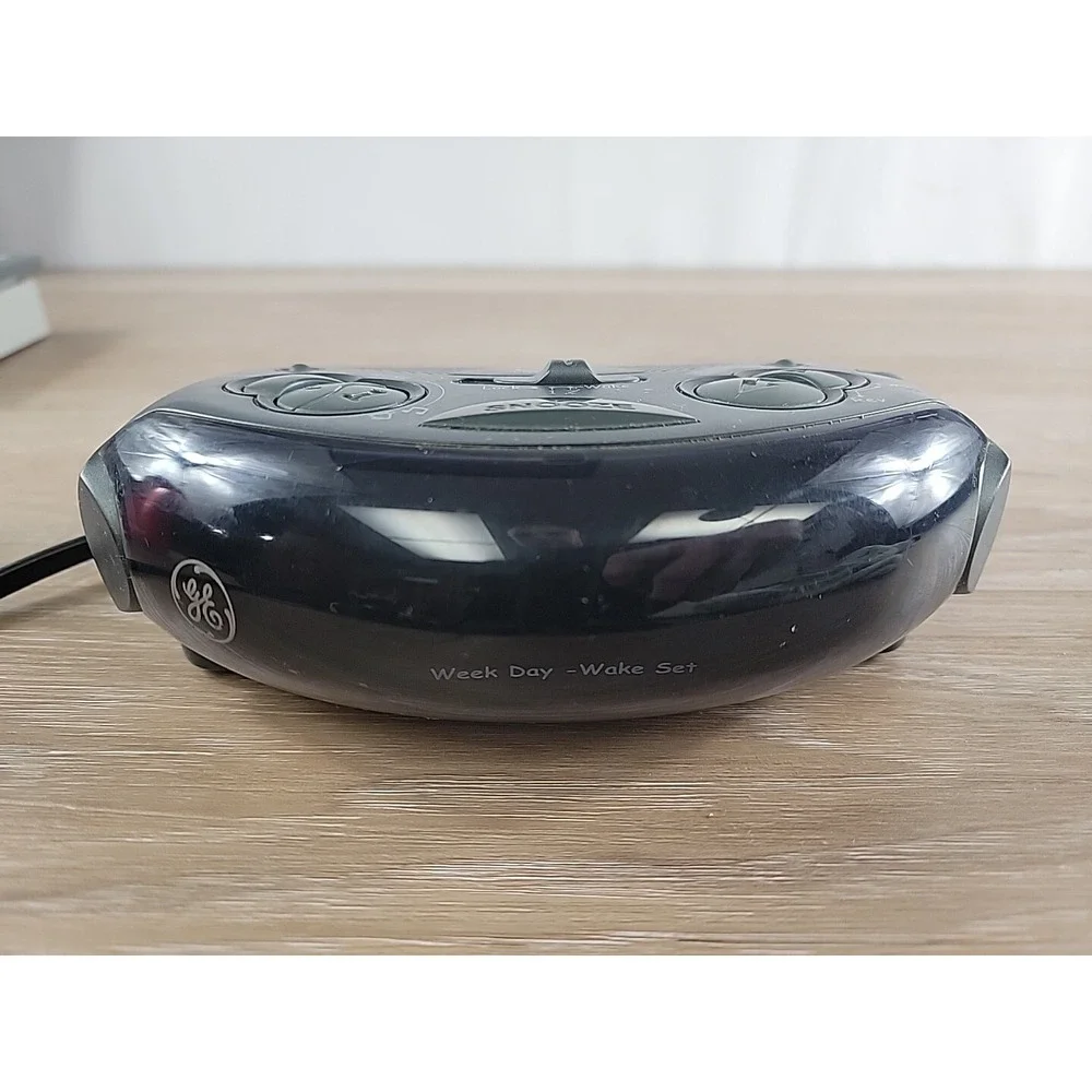General Electric Retro AM/FM Radio Alarm Clock Digital Model NO 7-4837B